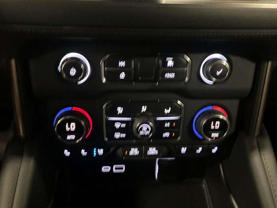 Used 2023 White Chevrolet High Country image 28