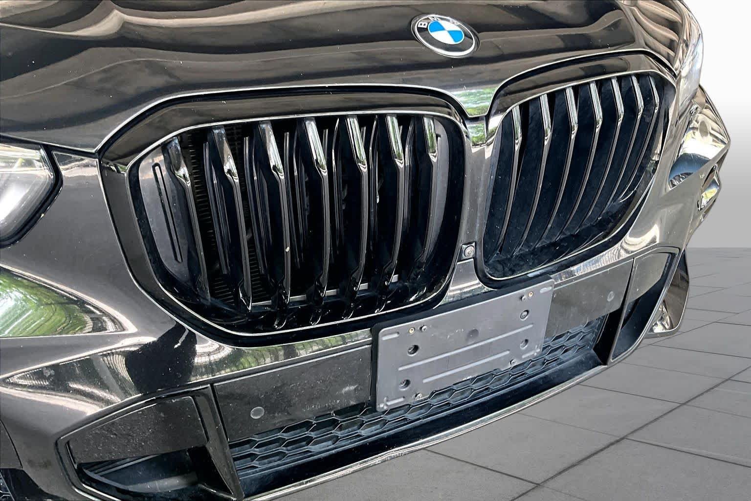 Used 2021 Black Sapphire Metallic BMW sDrive40i image 28