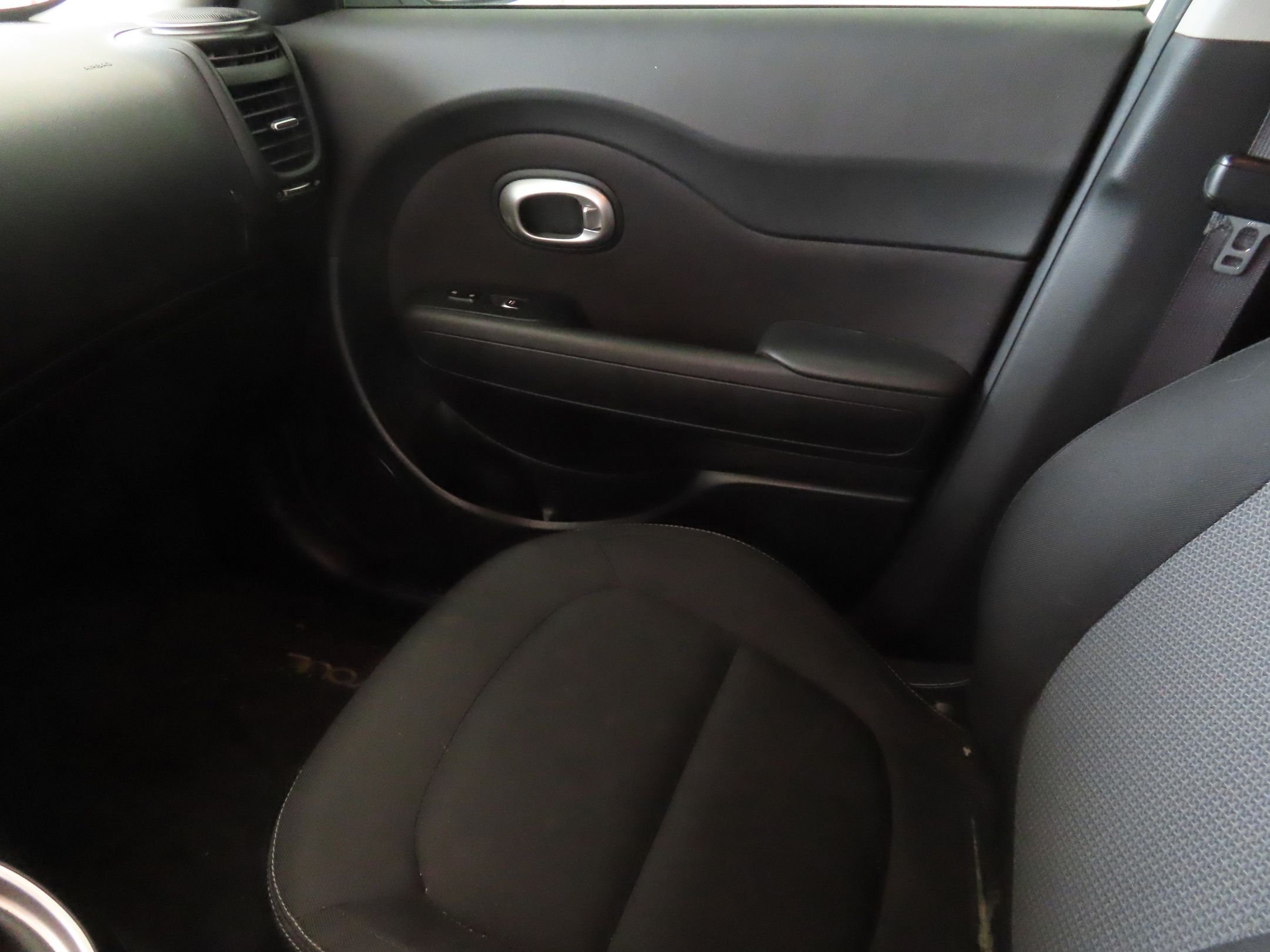 Used 2018 White Kia Plus image 19
