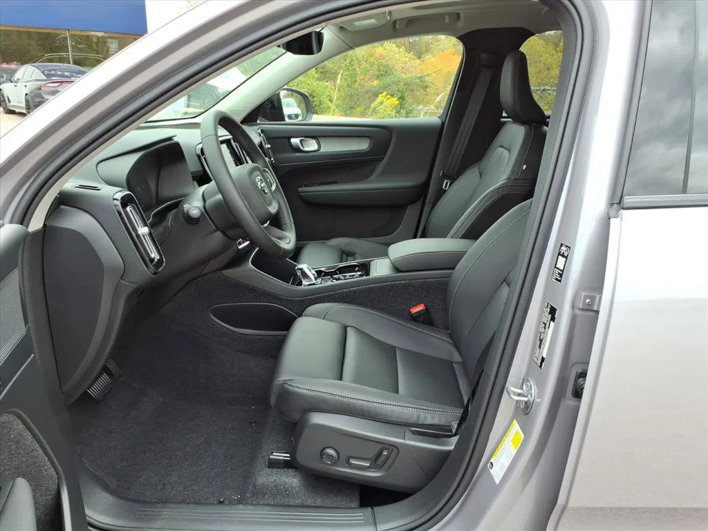 2026 Volvo XC40 Plus - Photo 9