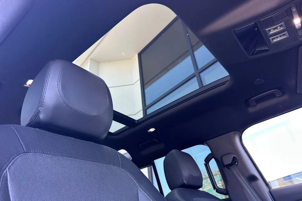 Used 2023 Brown Land Rover X-Dynamic SE image 19