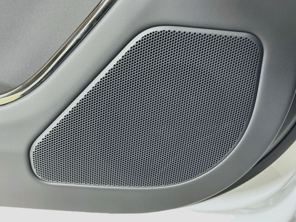 New 2026 Fuji White Land Rover Dynamic SE image 19