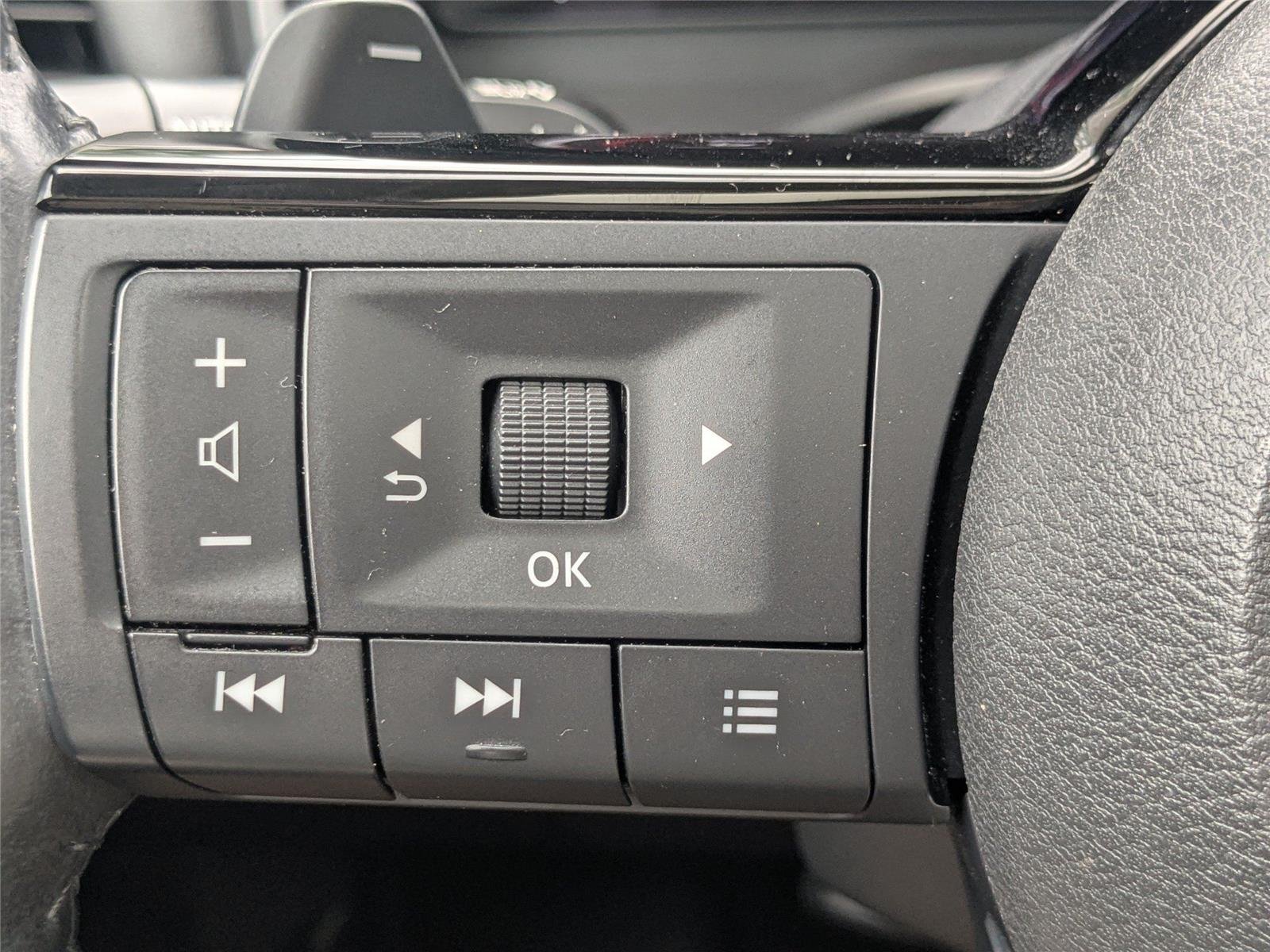 Used 2022 Brilliant Silver Metallic Nissan Platinum image 24