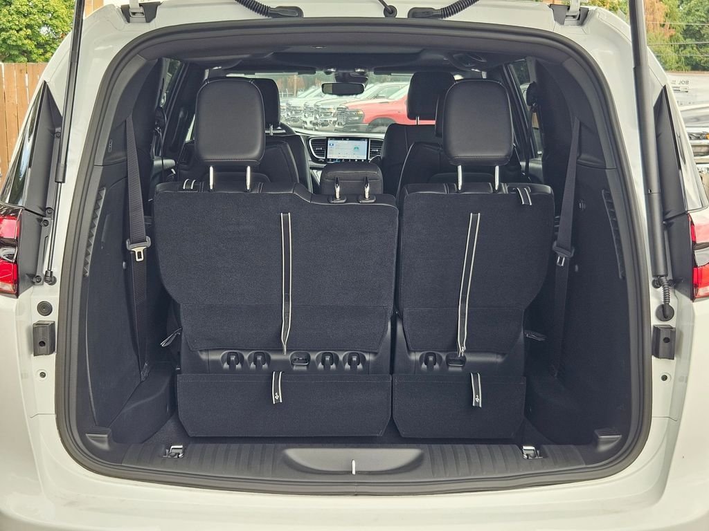 2026 Chrysler Pacifica Select - Photo 10