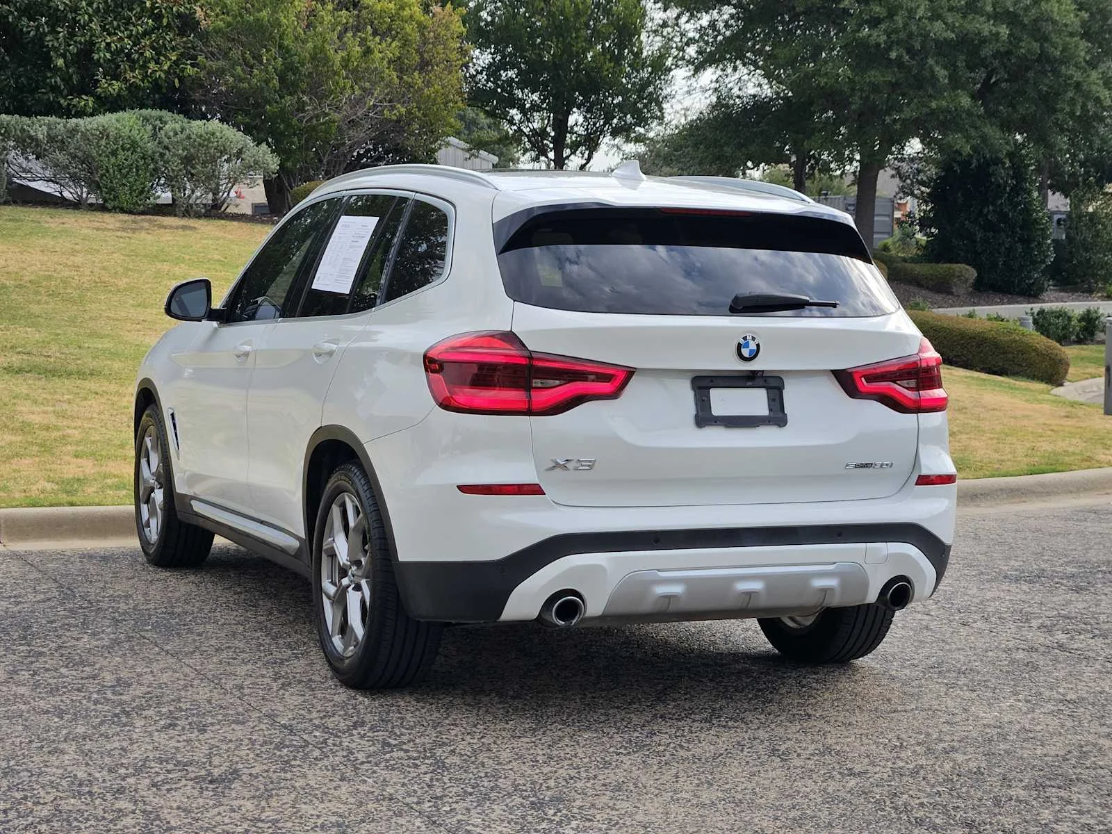 Used 2020 Alpine White BMW sDrive30i image 3