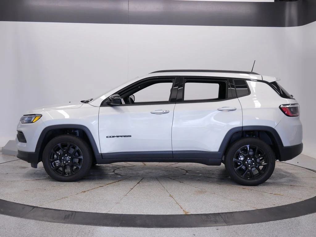 New 2026 Silver Zynith Metallic Clearcoat Jeep Latitude image 2