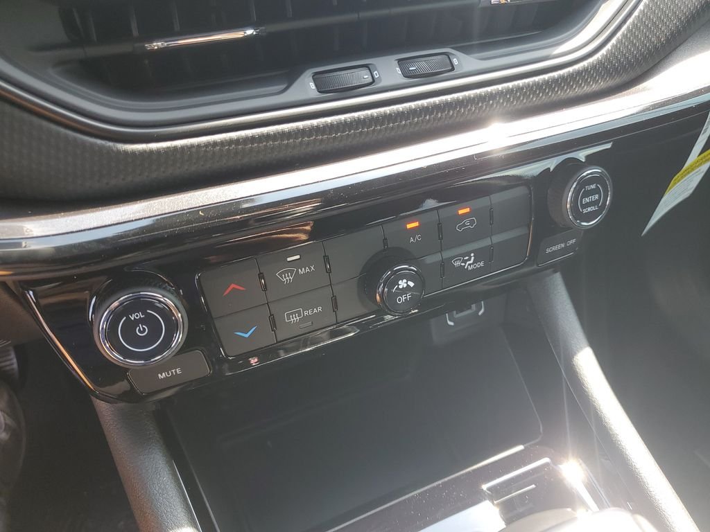 New 2026 Diamond Black Crystal Pearlcoat Jeep Latitude image 35