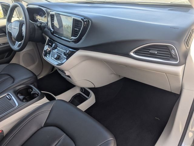 Used 2024 Silver Mist Clearcoat Chrysler Touring L image 28