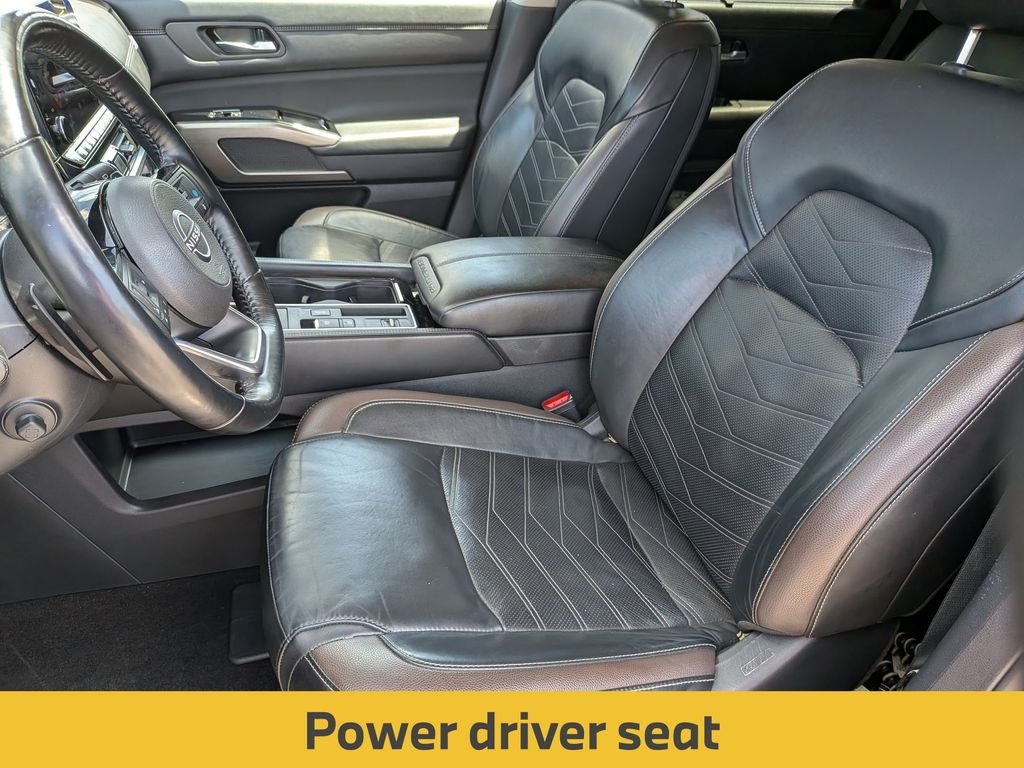 Used 2023 Black Nissan Platinum image 17