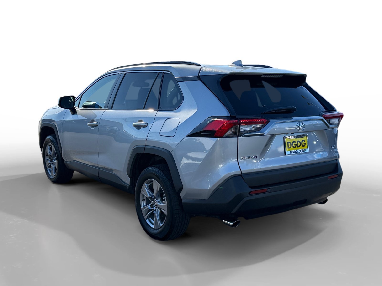 Used 2025 Silver Sky Metallic Toyota XLE image 3