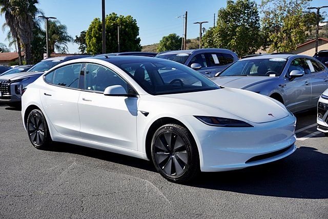 Used 2025  Tesla Long Range image 5
