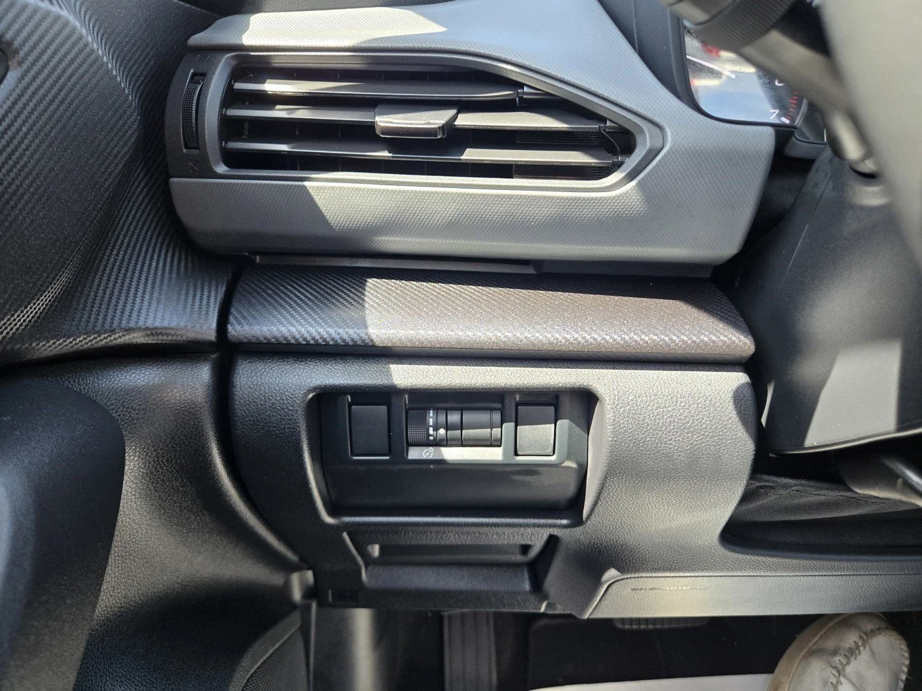Used 2025 Ice Silver Metallic Subaru Limited image 21