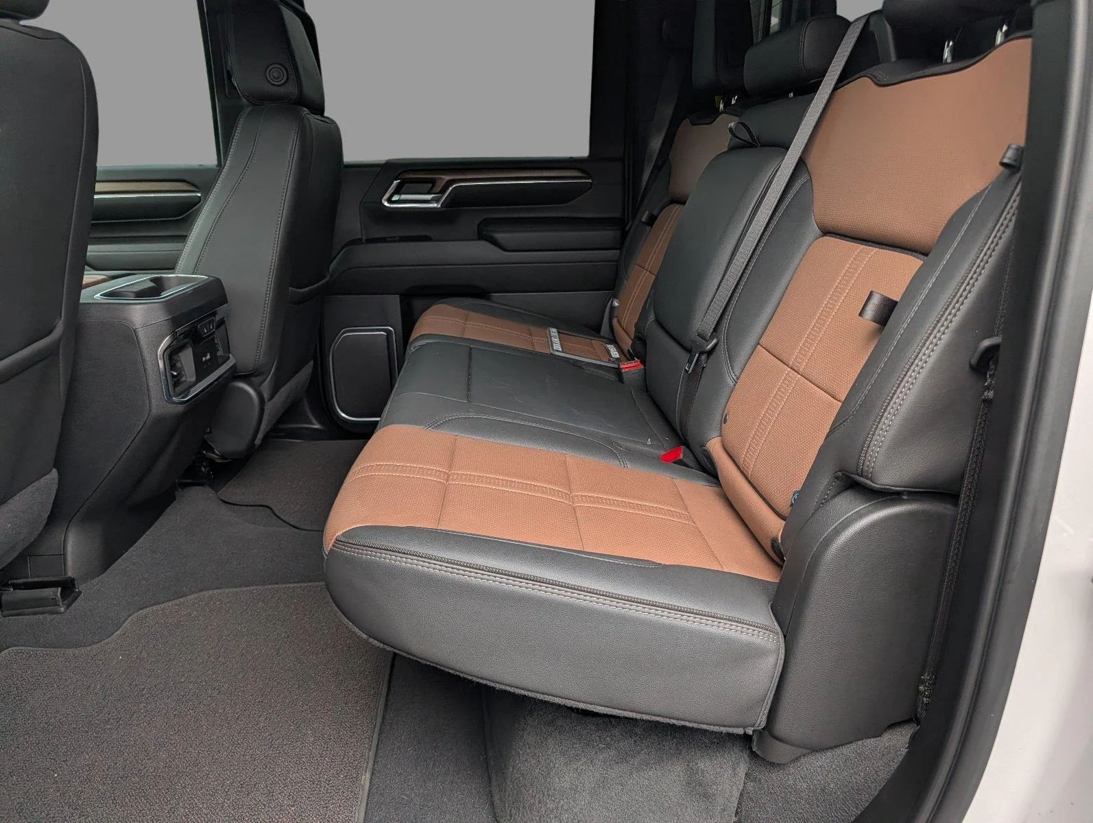 Used 2024 Iridescent Pearl Tricoat Chevrolet High Country image 34