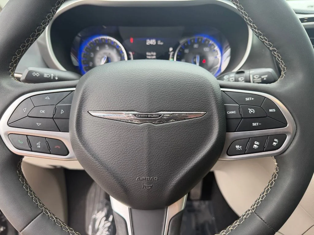 Used 2022 Crystal Metallic Chrysler Touring L image 21
