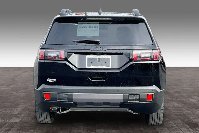New 2026 Diamond Black Crystal Pearl-Coat Exterior Paint Jeep Limited image 4