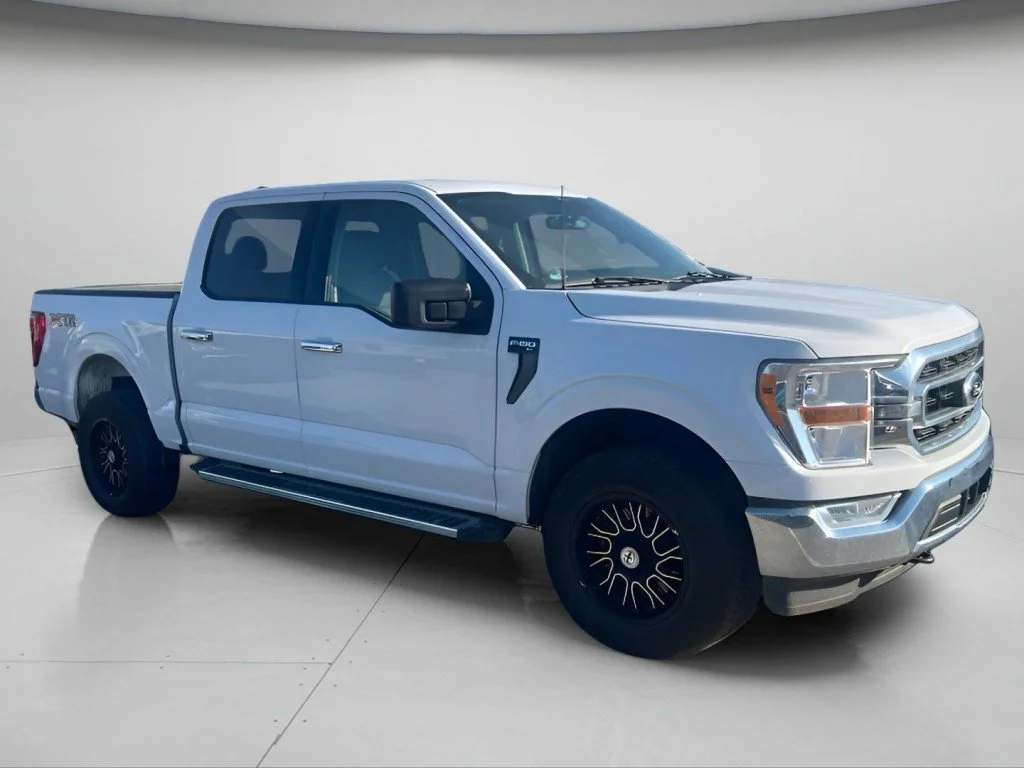 Certified Used 2022 Oxford White Ford XLT image 2