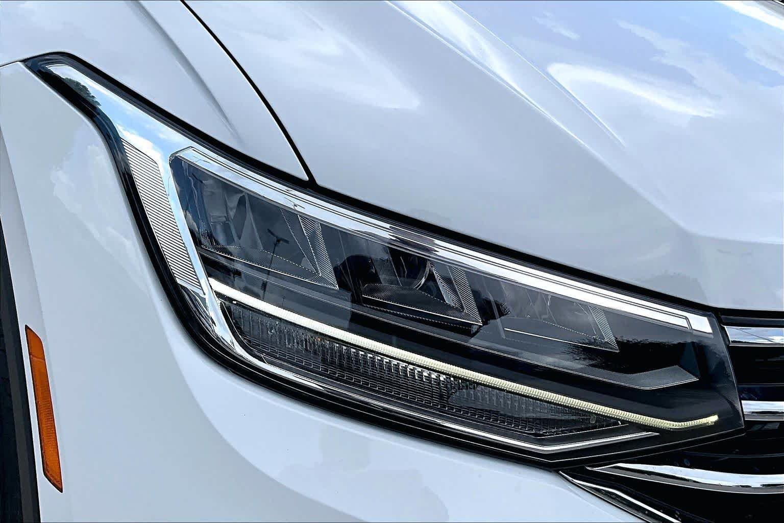 Used 2024 Pure White Volkswagen SE image 25