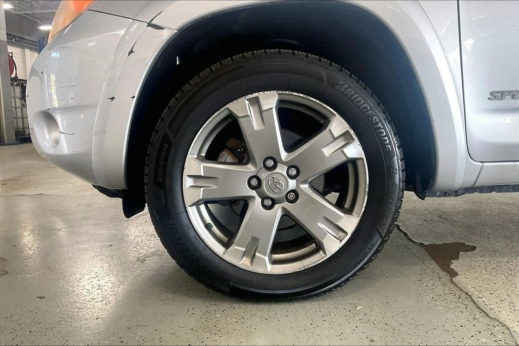 Used 2008 Silver Toyota Sport image 8