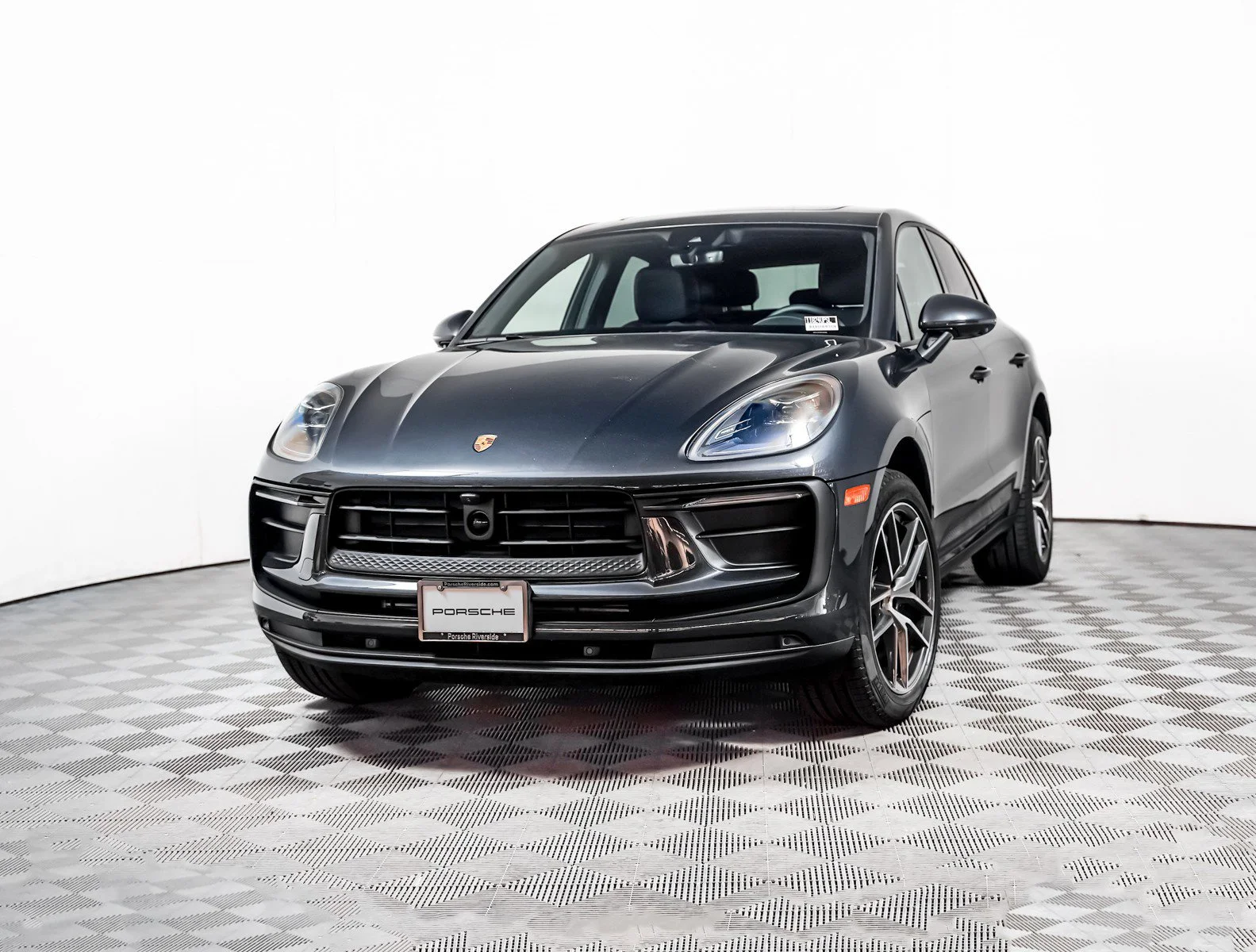 2025 Porsche Macan's photo