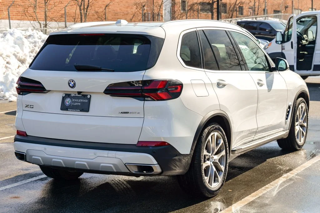 Used 2024 Alpine White BMW xDrive50e image 7