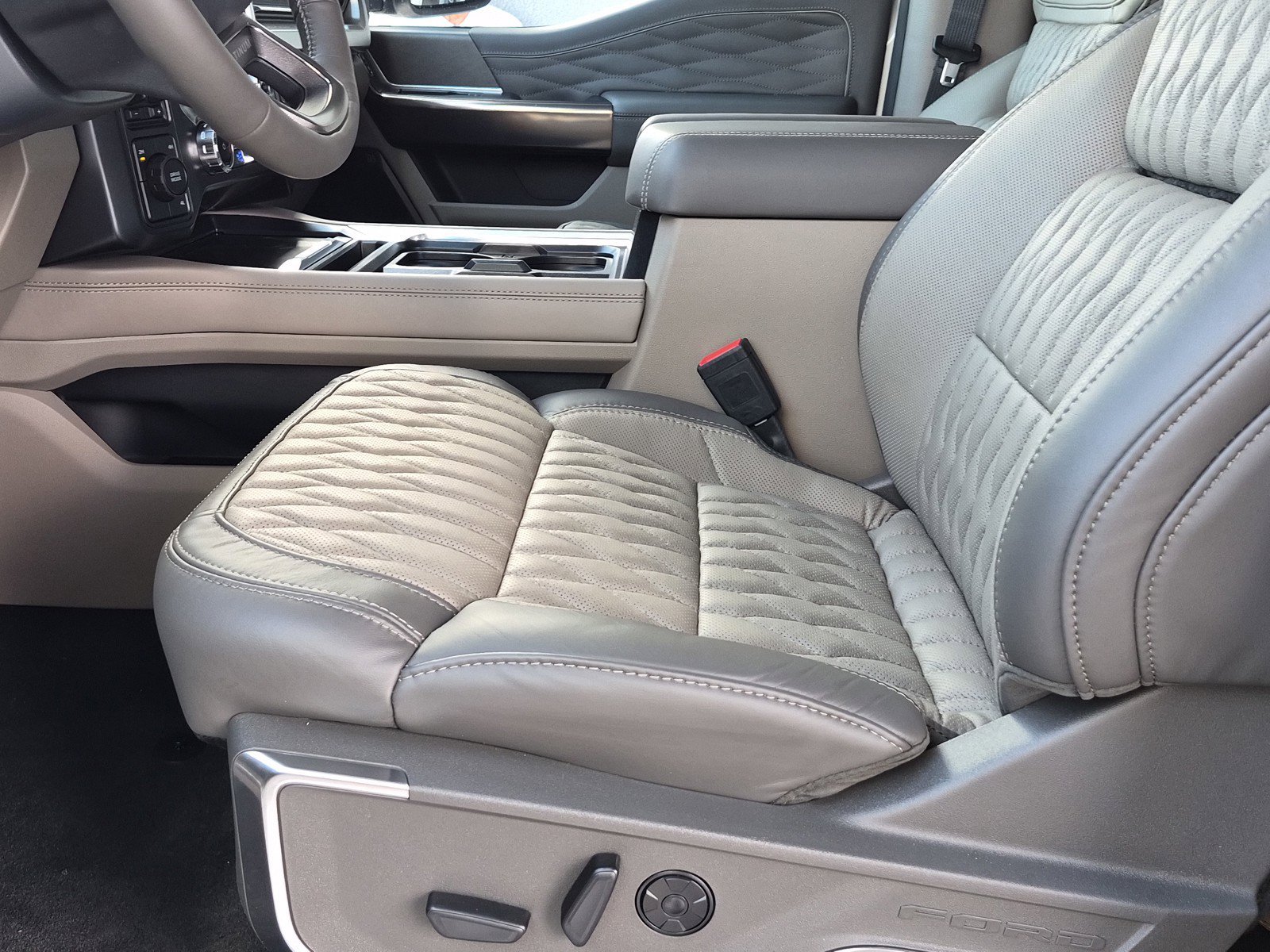 New 2026 Star White Metallic Tri-Coat Ford F-450® Platinum® image 18
