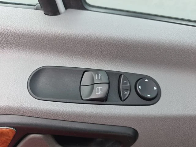 Used 2016  Mercedes-Benz Base image 25