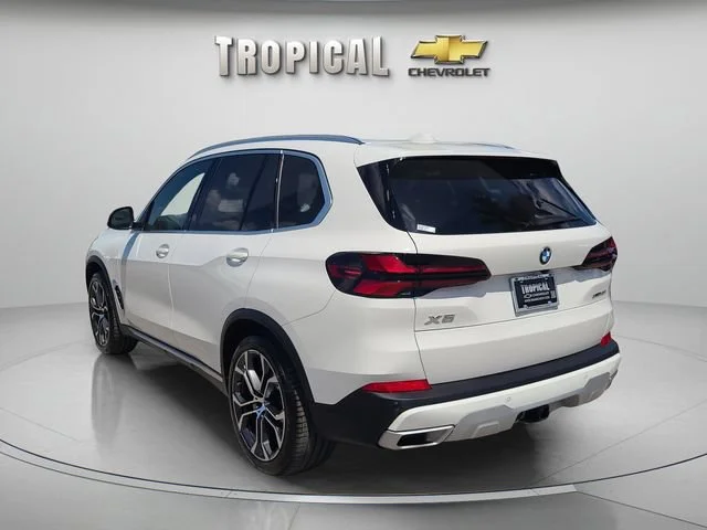Used 2025 White BMW xDrive40i image 2