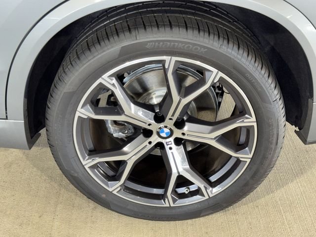 New 2026 Skyscraper Grey Metallic BMW sDrive40i image 25
