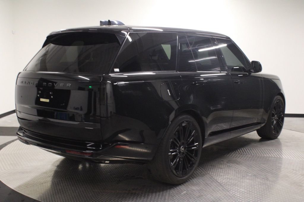 Used 2025  Land Rover SE image 7