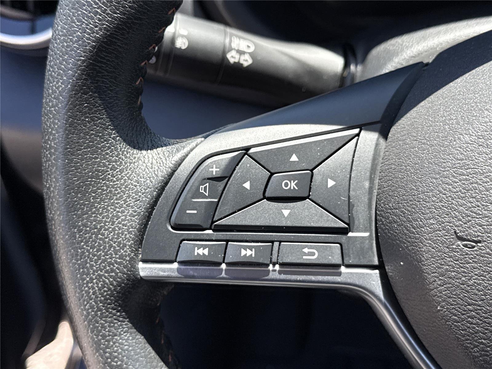 Used 2023 Boulder Gray Pearl Nissan SR image 22