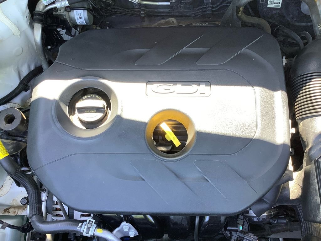 Used 2020 White Hyundai SE image 21