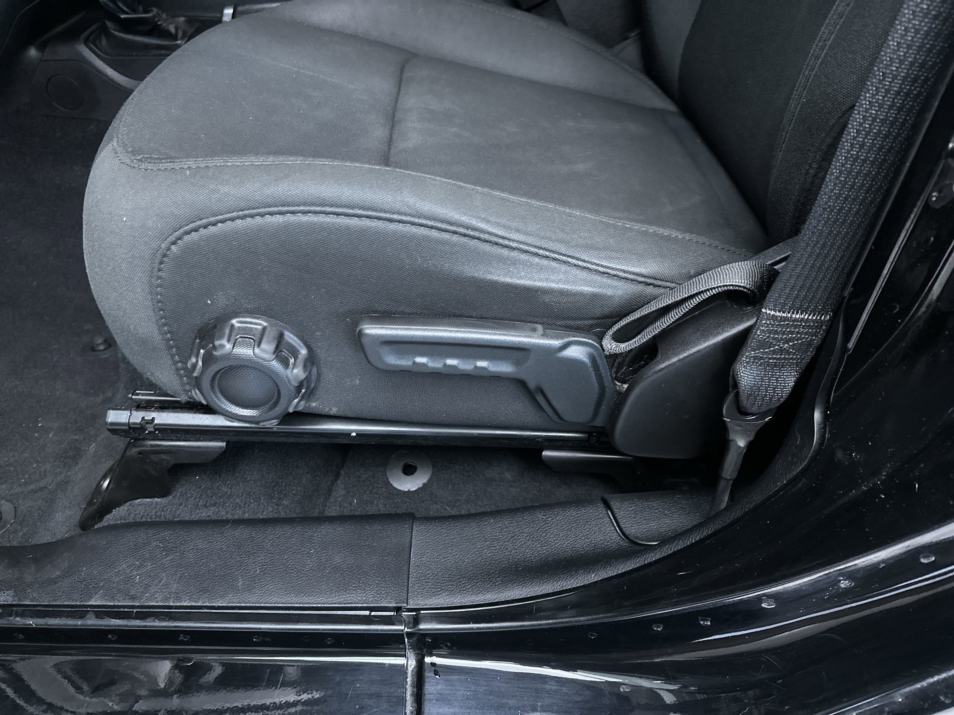 Used 2019 Black Clearcoat Jeep Sport S image 14