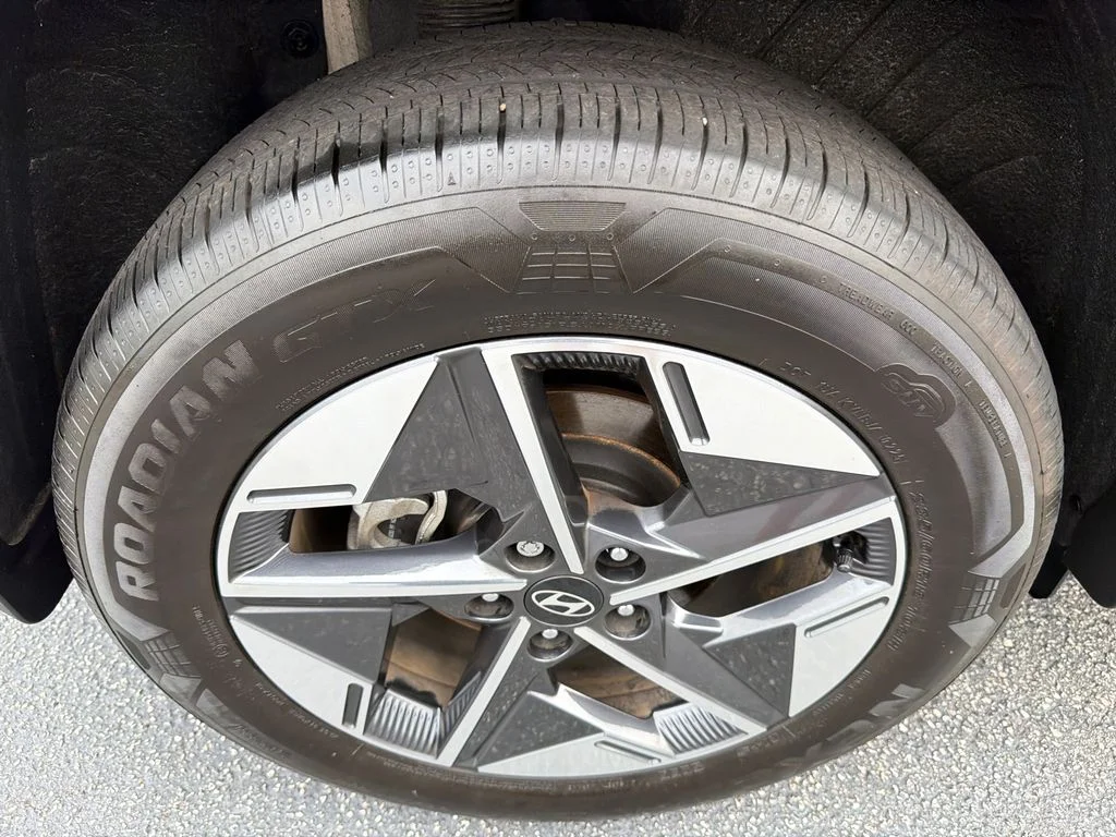 Used 2025 Gray Hyundai SEL Convenience image 17