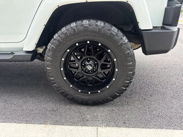 Used 2017 White Jeep Unlimited Sahara image 9