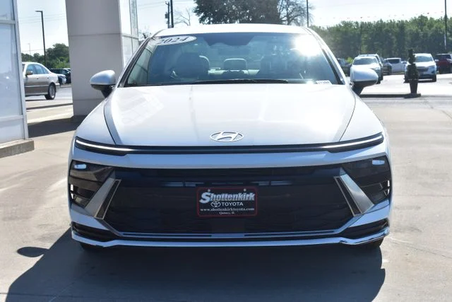 Used 2024 White Hyundai SEL image 3