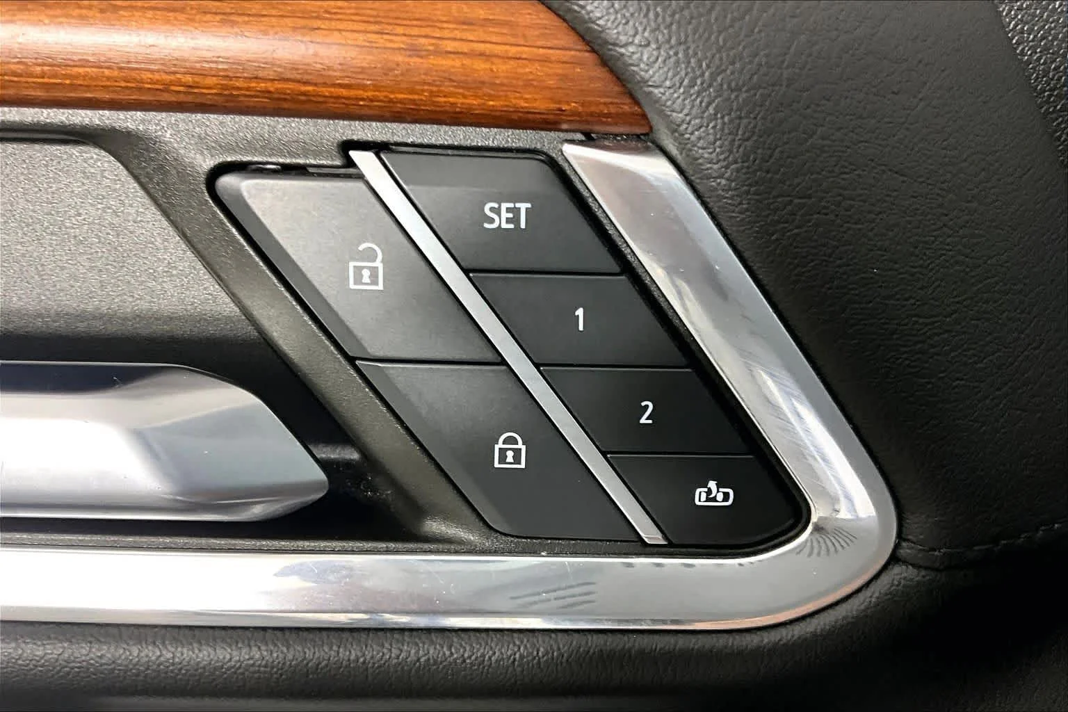 Used 2023 White Frost Tricoat GMC Denali image 35