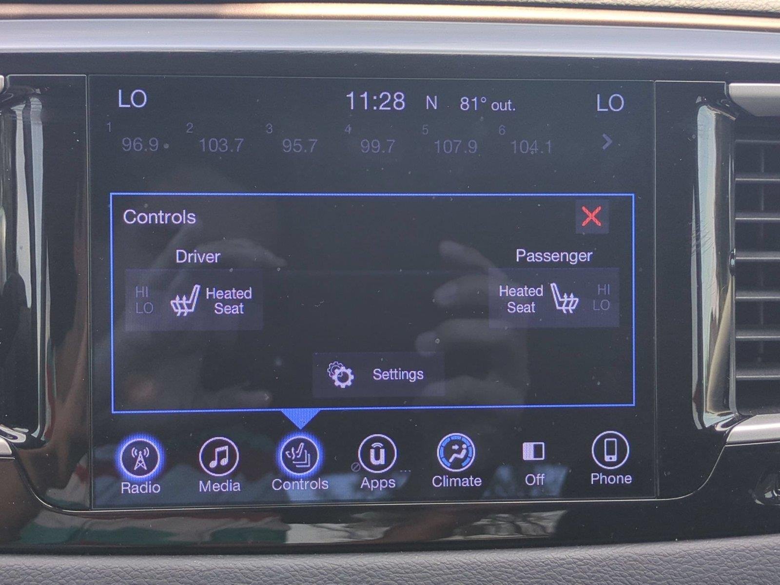 Used 2017 Billet Silver Metallic Clearcoat Chrysler Touring-L image 28