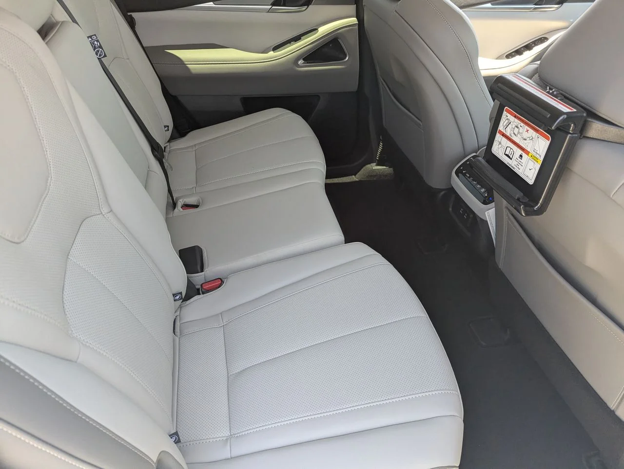 Used 2027 RADIANT WHITE INFINITI Luxe AWD image 32