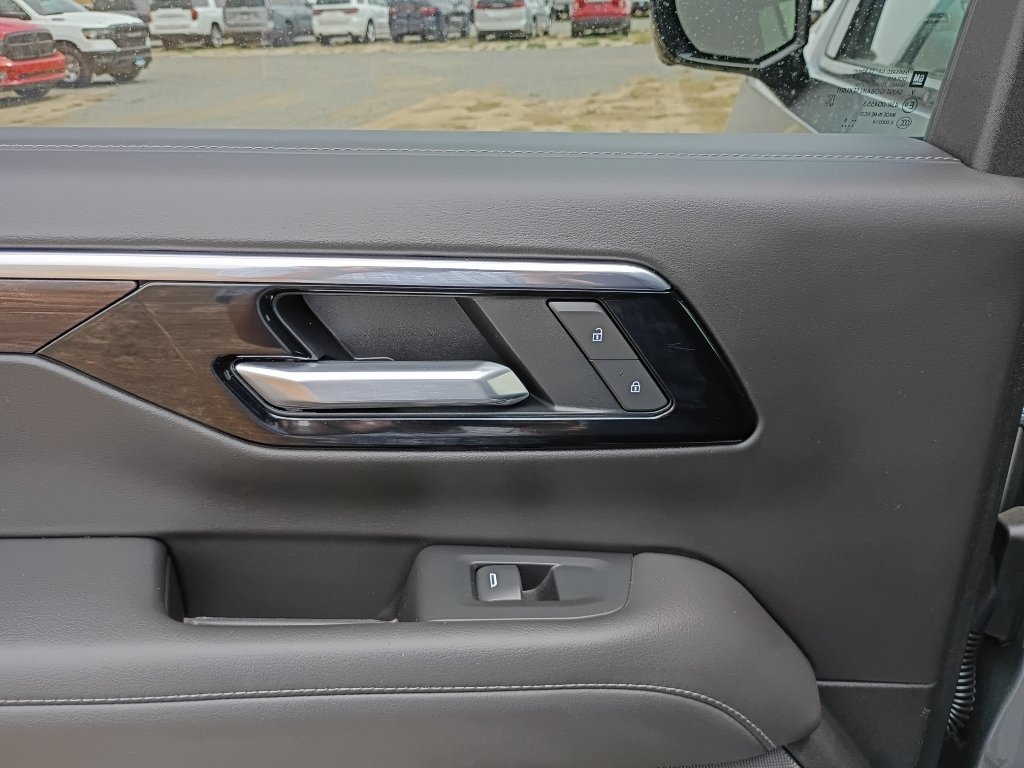 Used 2025 Gray Chevrolet Z71 image 19