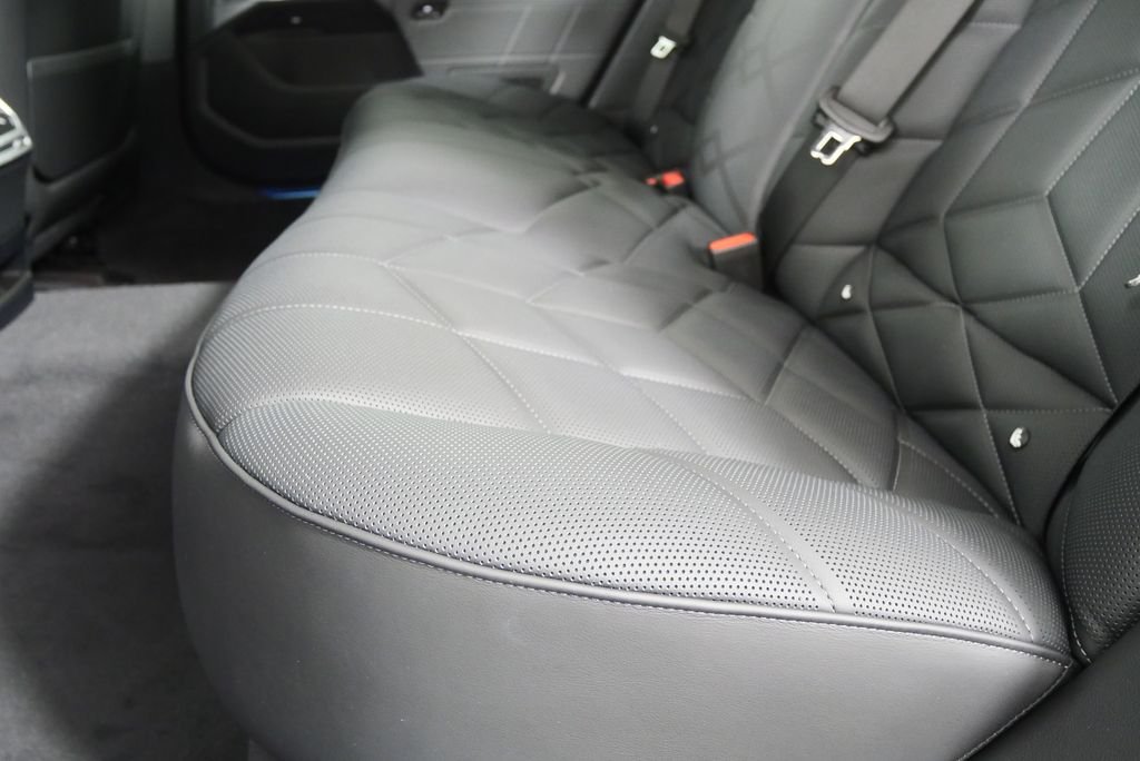 2026 BMW 7 Series 750e - Photo 15