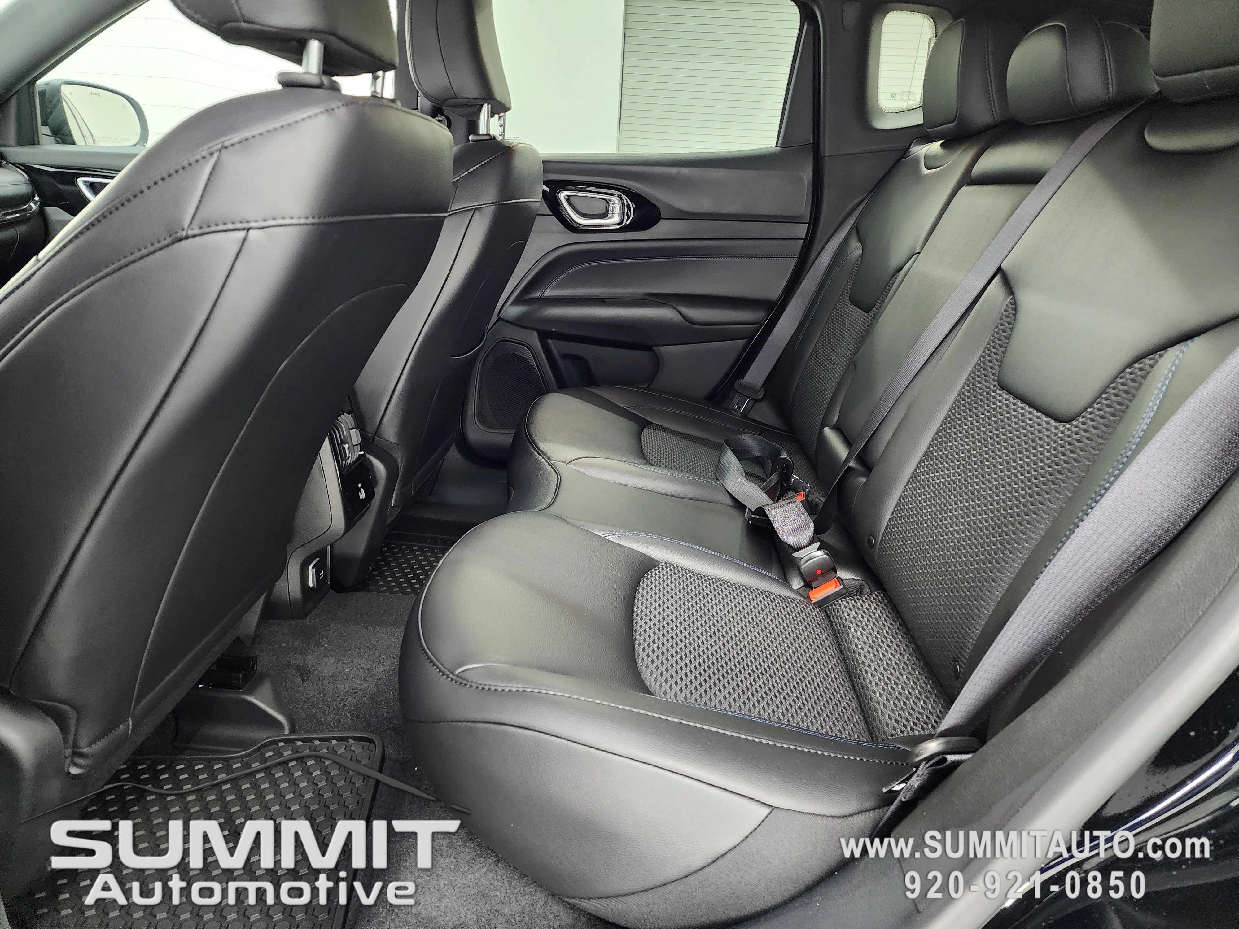 New 2026 Diamond Black Crystal Pearl-Coat Exterior Paint Jeep Latitude image 8