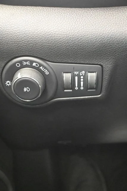 Certified Used 2022 Bright White Clearcoat Jeep Latitude Lux image 8