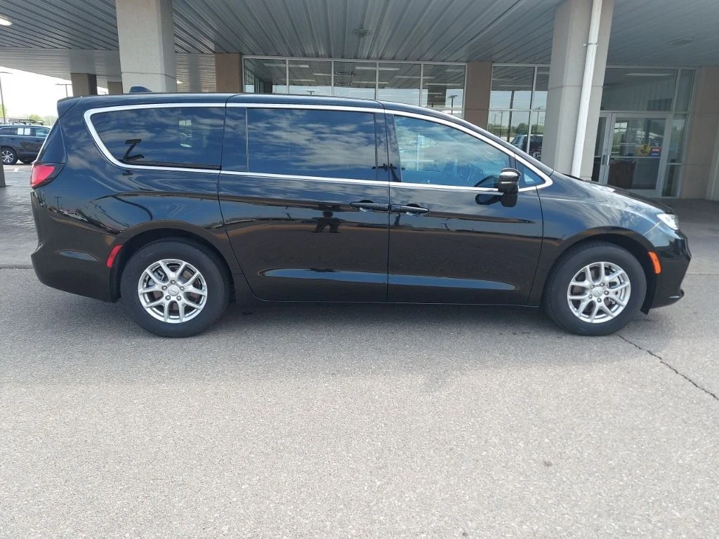 2026 Chrysler Pacifica Select - Photo 8