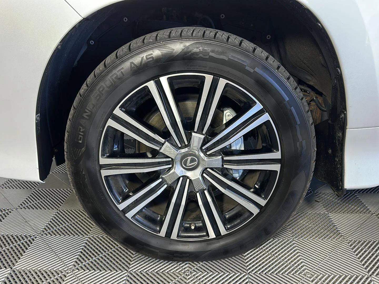 Used 2018 Eminent White Pearl Lexus LX 570 image 6