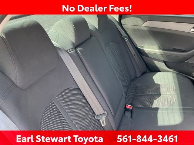 Used 2018 White Hyundai SE image 22