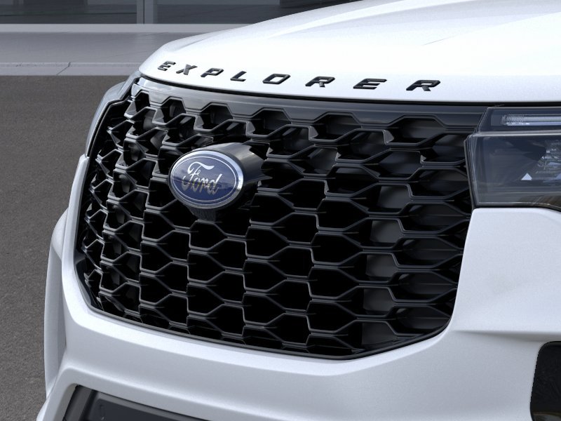 New 2026 Star White Metallic Tri-Coat Ford ST-Line image 40