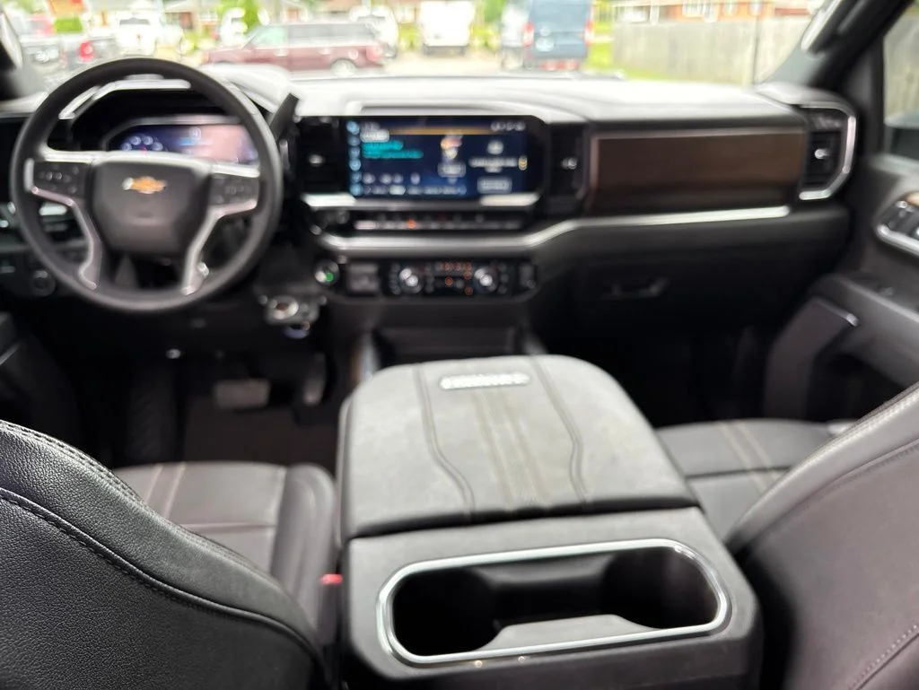 Used 2025 Pearl Chevrolet High Country image 13