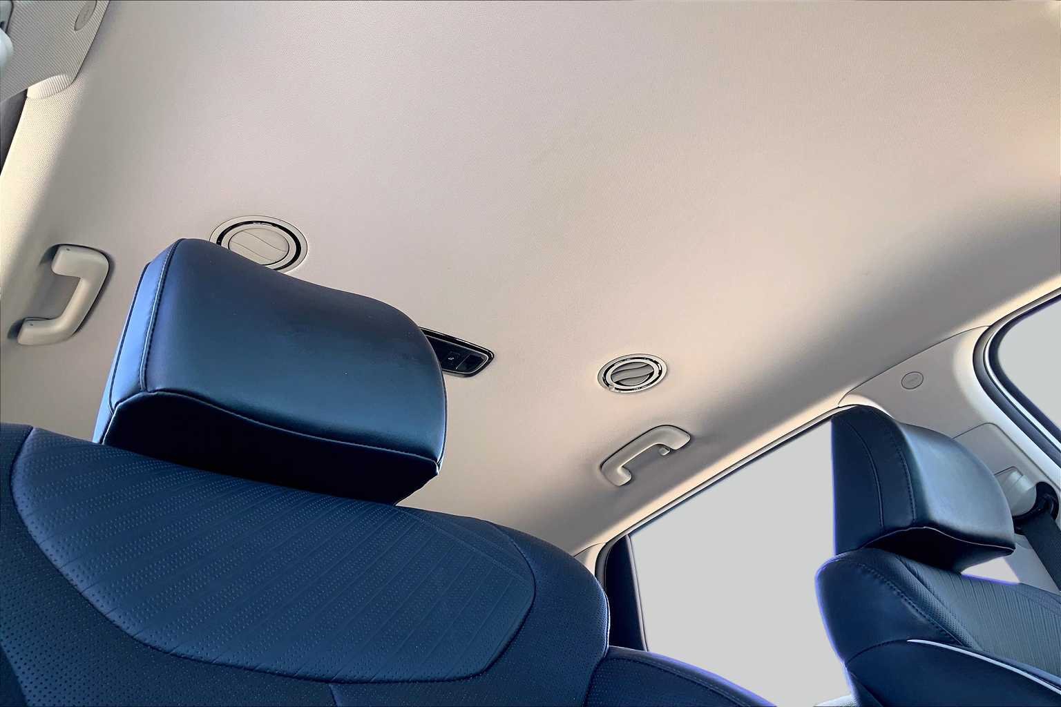 Used 2025 Hyper White Hyundai SEL image 14