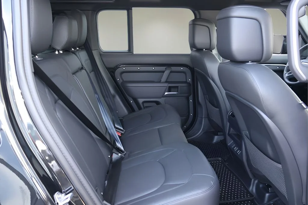 New 2026 Santorini Black Land Rover X-Dynamic SE image 17