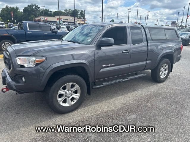 Used 2020 Gray Toyota SR5 image 3